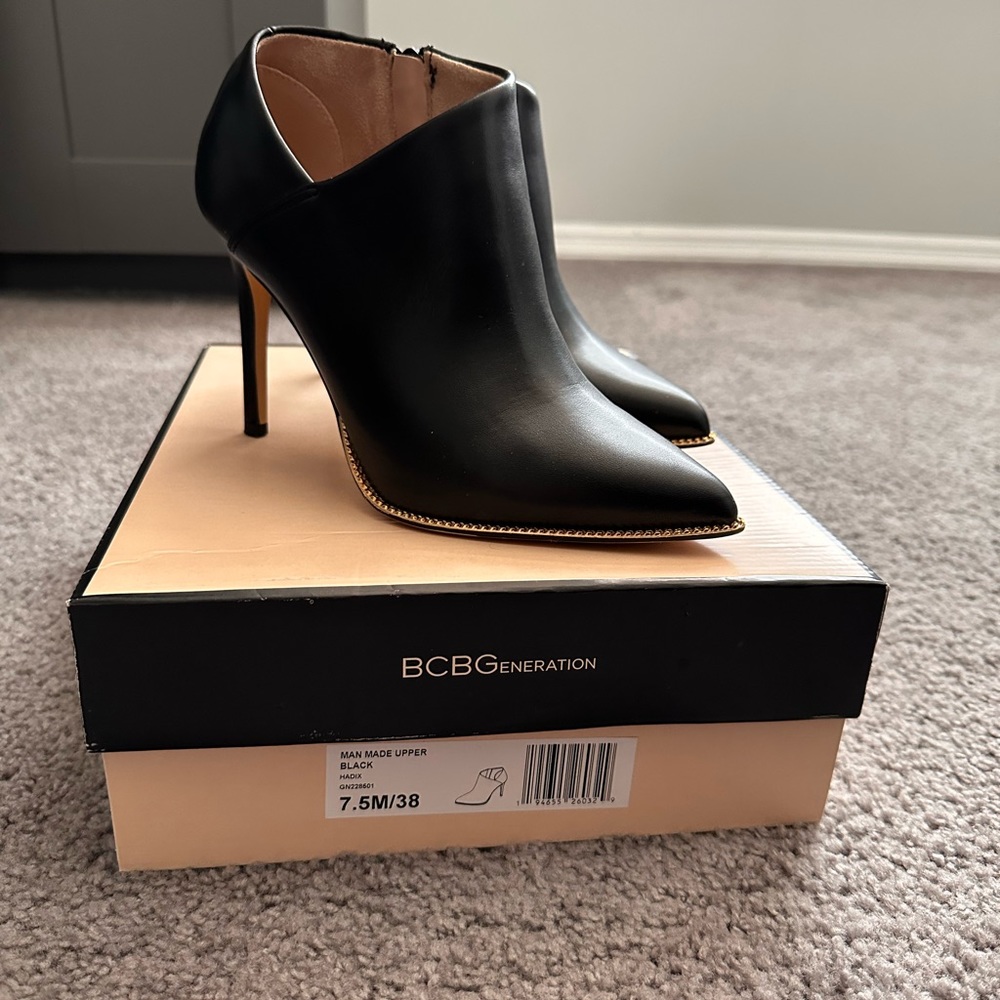 BCBG hadix heeled booties